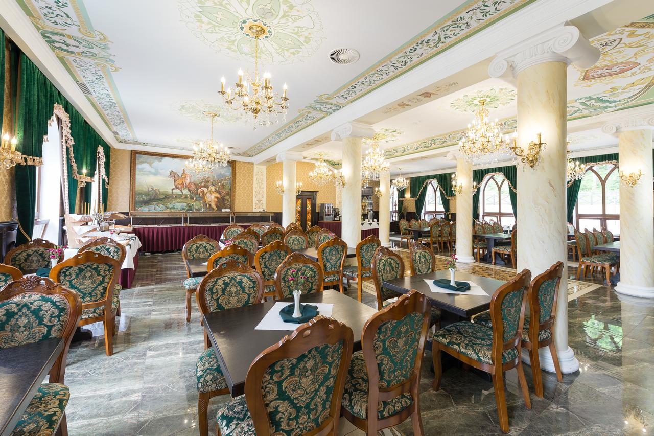 Готель Zamek Luzec & Wellness